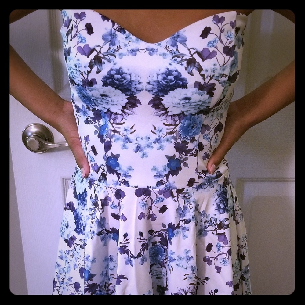 Strapless sweetheart cut summer dress.